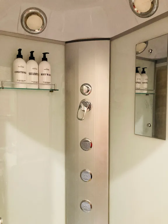 Просторная студия с огромной лоджией у озера