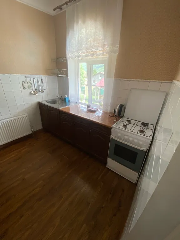 Дом с большим подогреваемым бассейнои, и уютной банькой