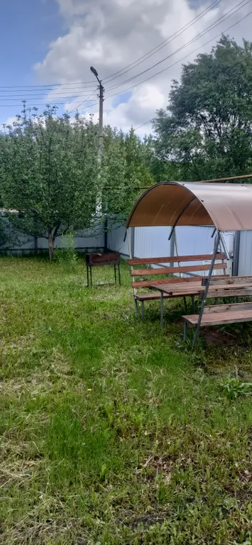 Трёхкомнатный дом в черте города с беседкой и мангалом.