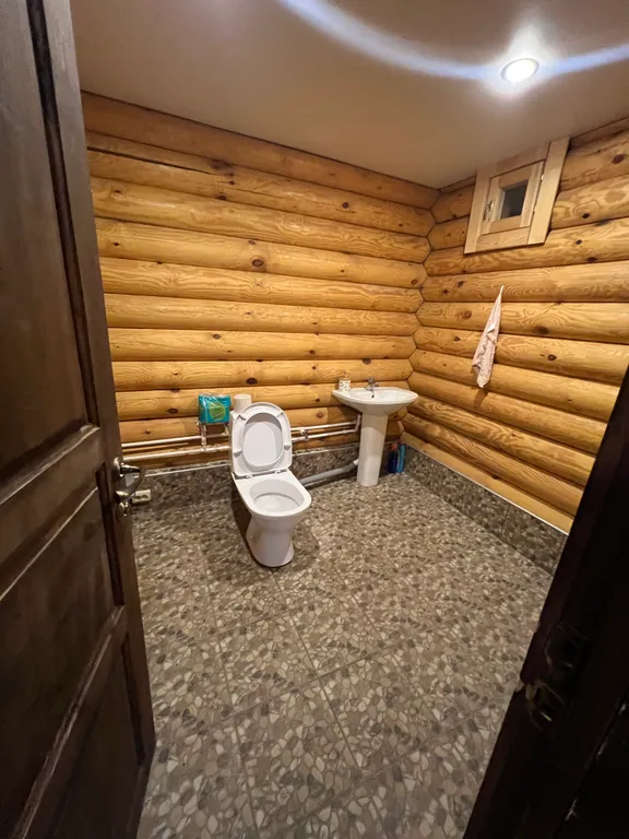 Деревянный дом с бассейном