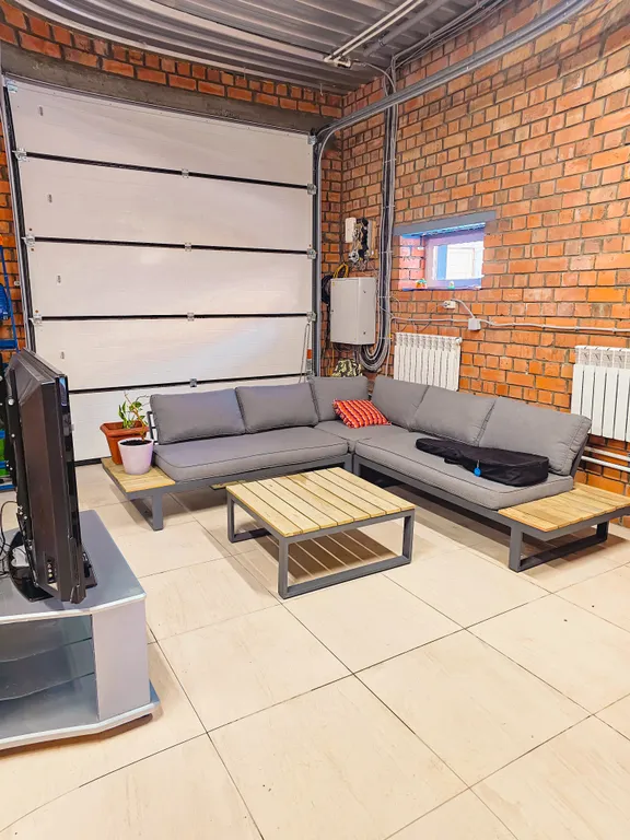 Просторный дом с баней и настольным теннисом в городе