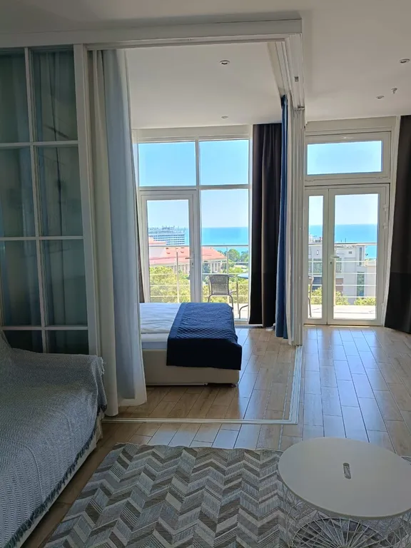 Светлая студия с видом на море