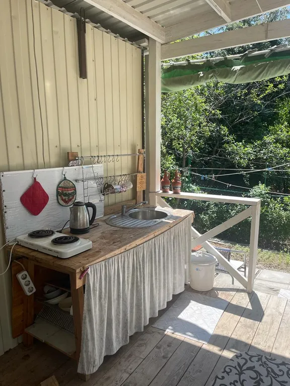 Дача с двориком и с кухней