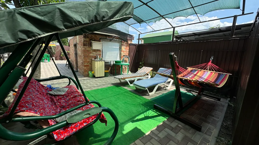 Комфортный дом и двор целиком под ключ без хозяина у моря Комильфо