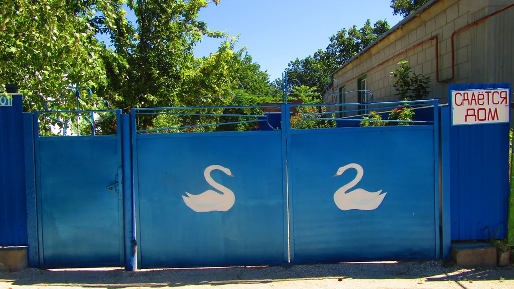 Утопающий в зелени уютный дом