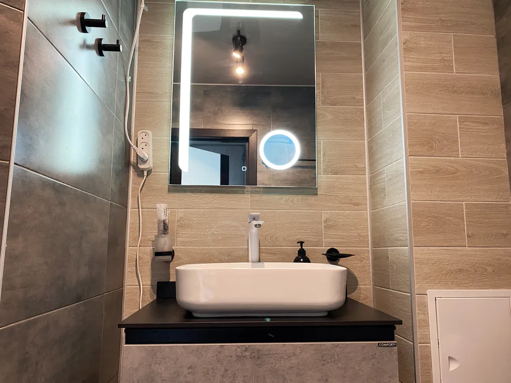 Crystal View — студия с панорамными окнами и закатом за стеклом