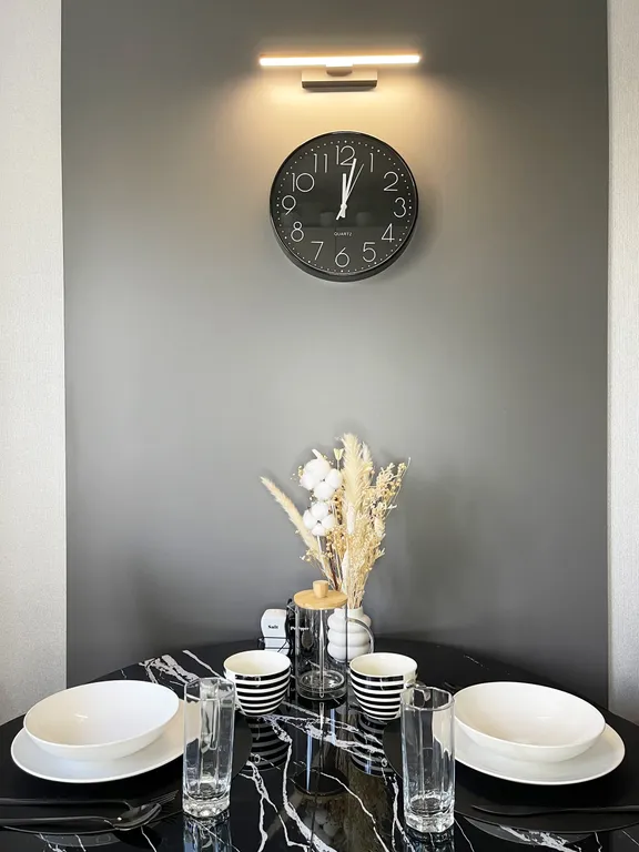 Современная квартира с камином в центре