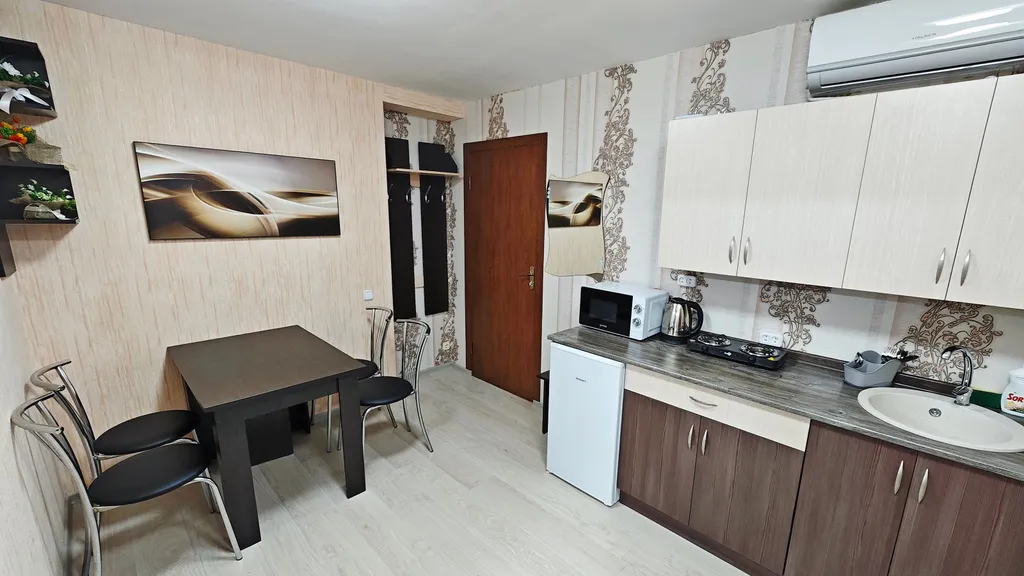 Малиновые апартаменты улучшенные с 2 спальнями, кухней, ванной комнато