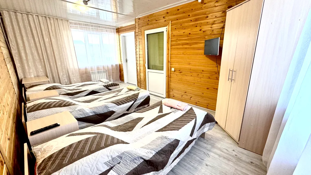 Трехместный уютный номер с видом на Байкал и возможностью доп места