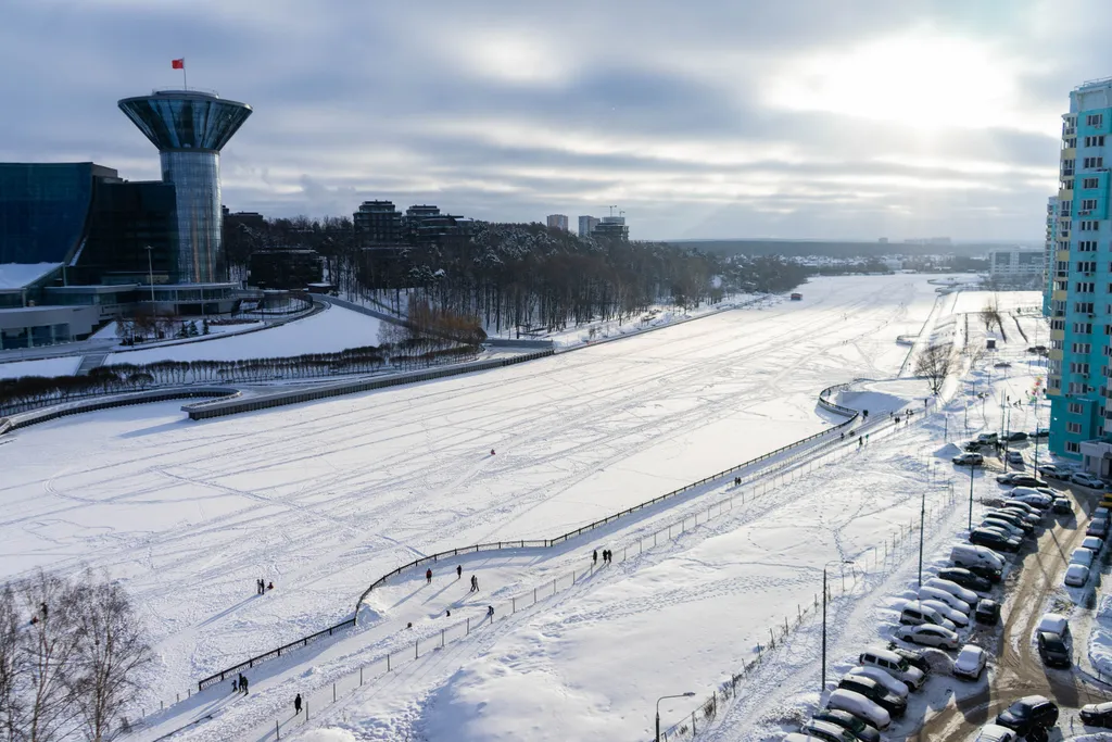 Студия с камином, деревом и видом на реку