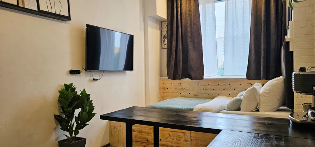 Белая студия напротив ТЦ Солнечный