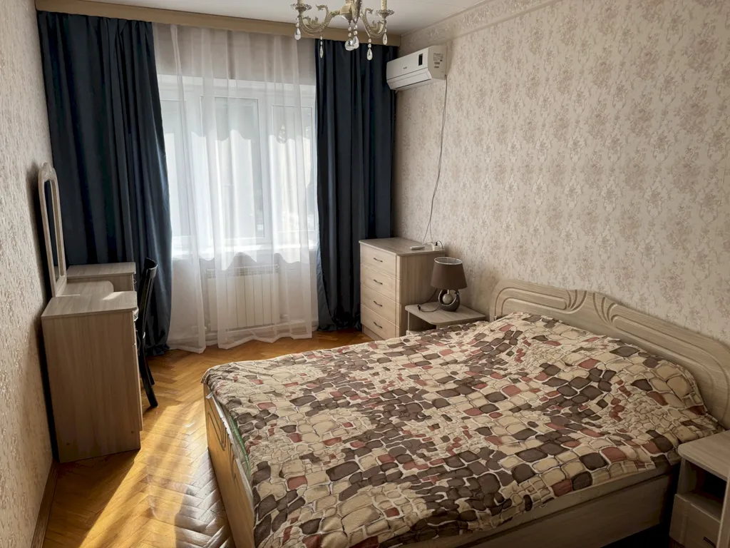 Квартира Четырёхкомнатная квартира в центре с балконом – 7 минут до моря — Геленджик