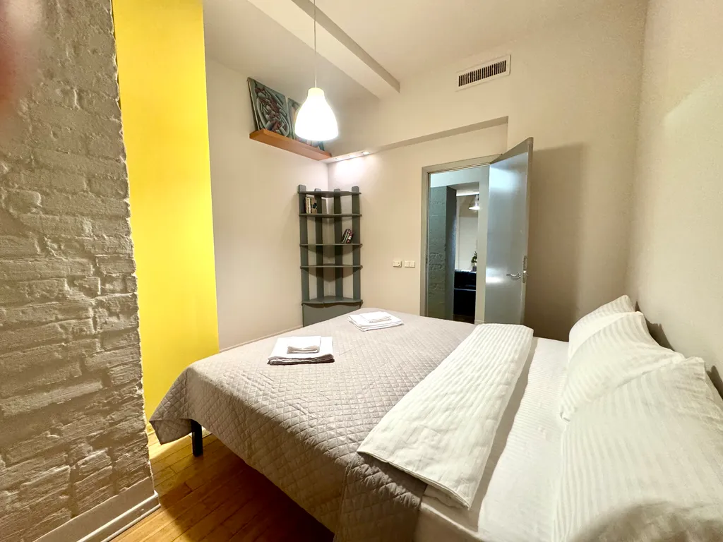 Дом на набережной с видом на Кремль и высокий потолок