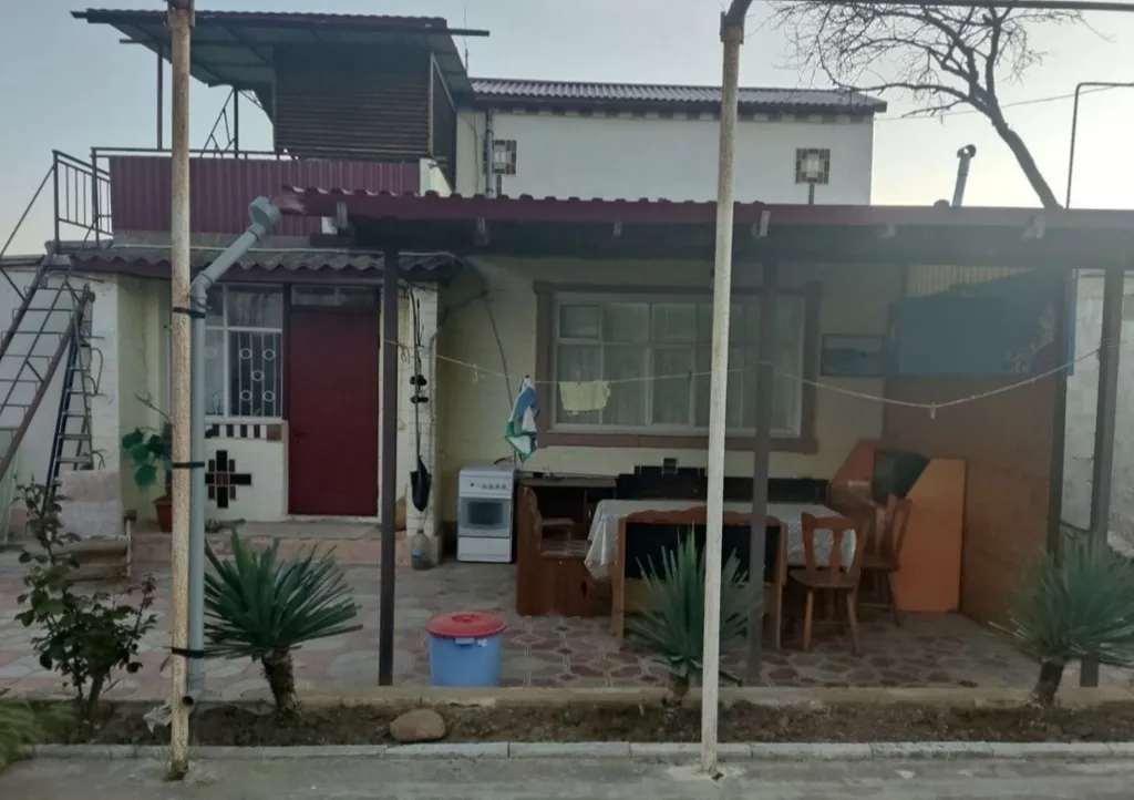 Двухэтажная дача с бассейном