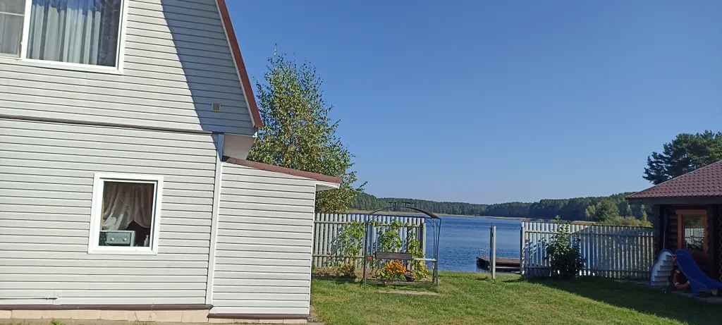 Уютный двухэтажный дом на берегу озера Селигер