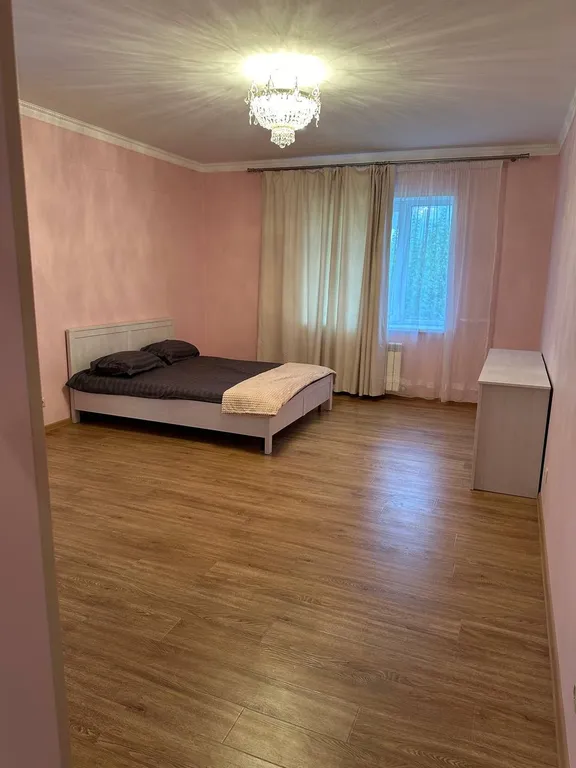 Просторная квартира с видом на горы недалеко от центра города