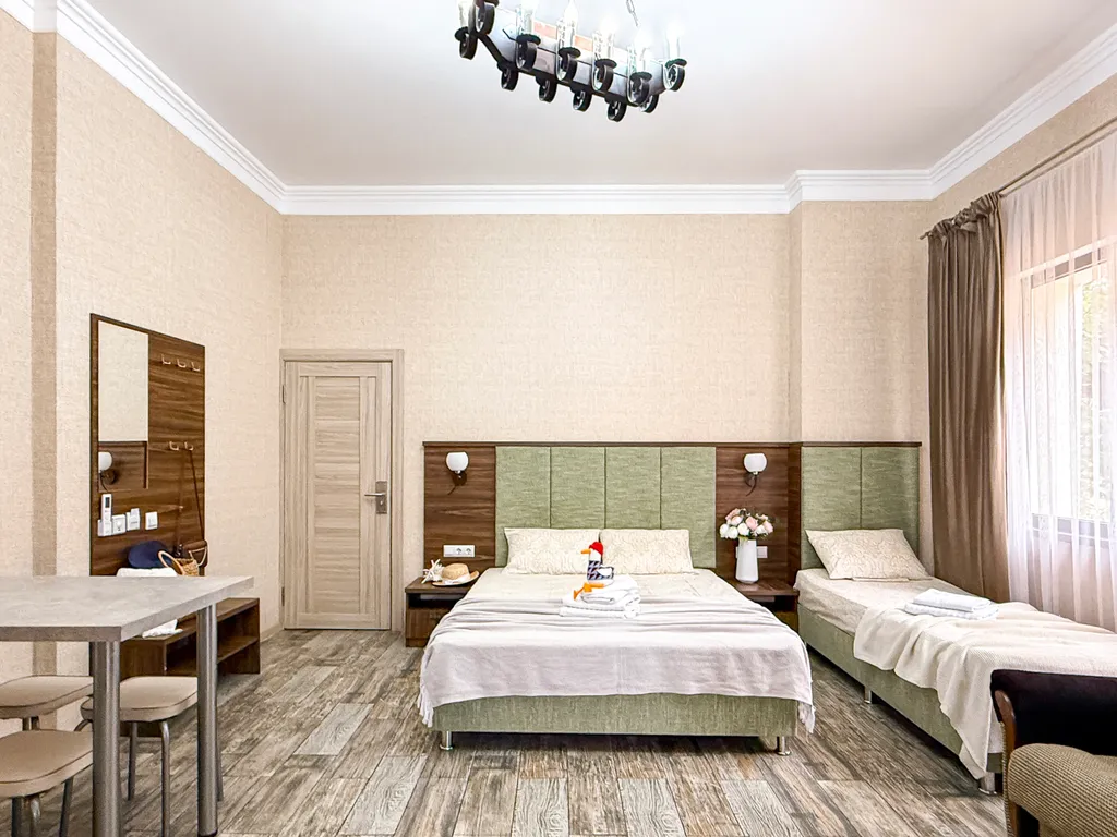 Номер на 4 человек с кухней на 1 этаже в центре, в 7 минутах до моря