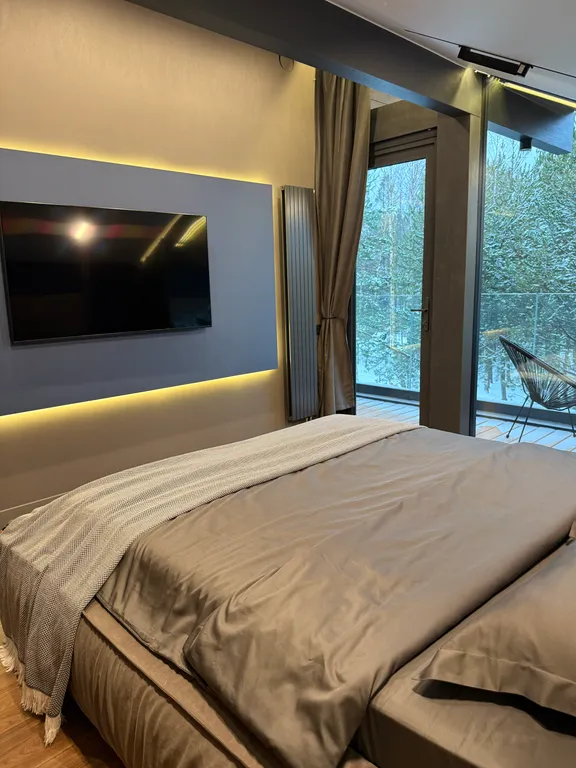 Премиальный загородный дом с теплым бассейном, на берегу