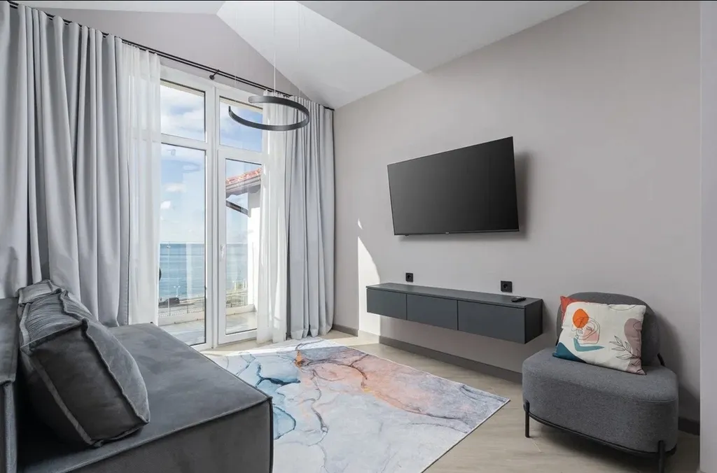 Современная квартира с панорамным видом на море