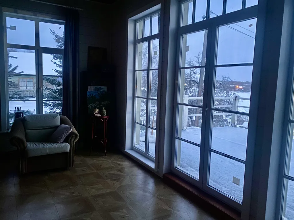 Усадебный дом с видом на реку, берег с мостками и рыбной ловлей