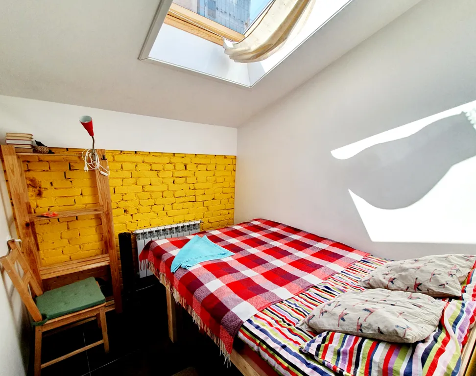 Небольшая двухместная комната с двуспальной кроватью, мансардным окном