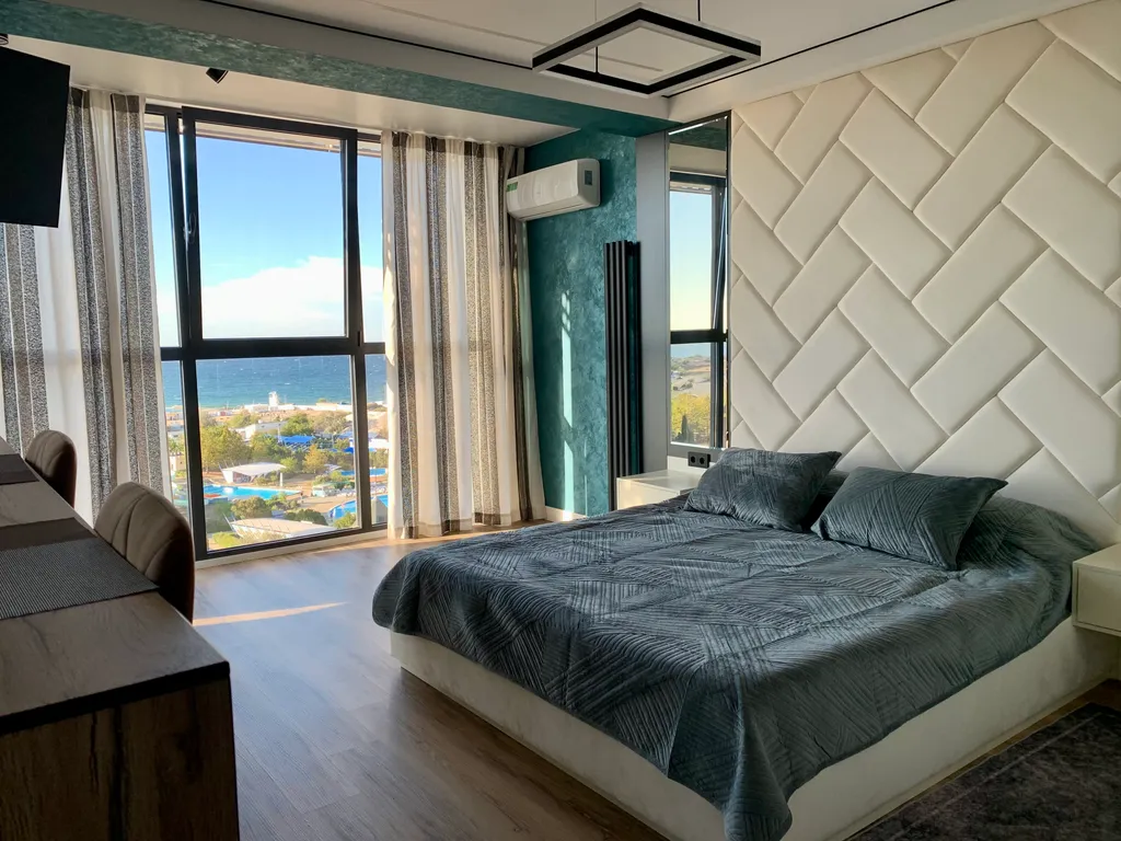 Элитная квартира с панорамным окнами витражами с видом на море