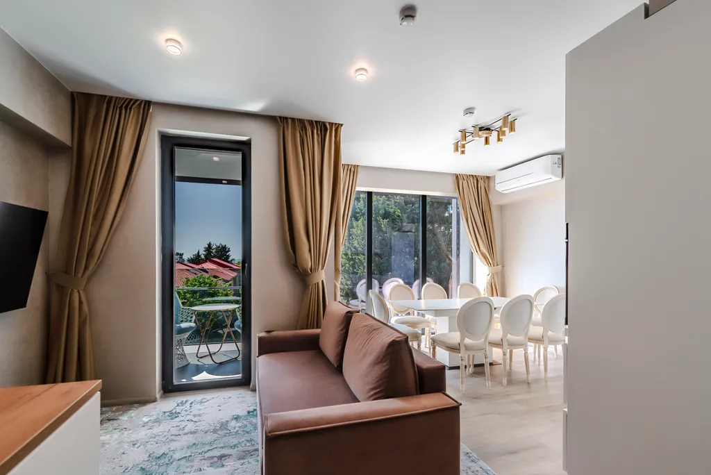 Двухэтажный апартамент с круглогодичным бассейном и залом