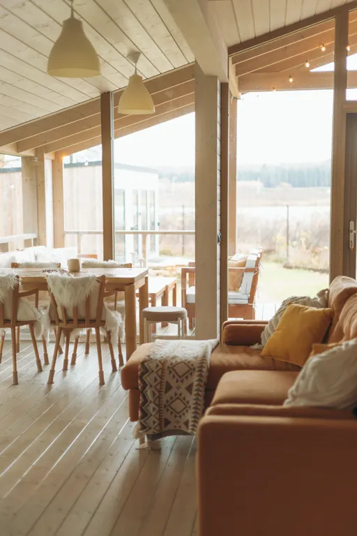 Дом с баней и чаном у воды и леса бохо