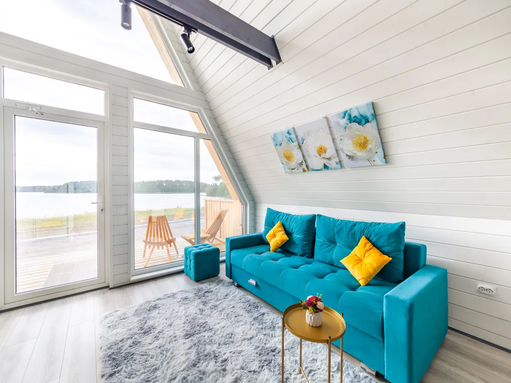 Уютный домик на берегу озера