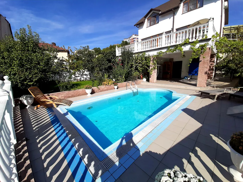 Дом с бассейном недалеко от моря