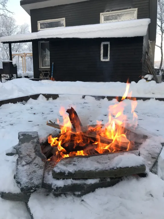 Уютный дом на берегу реки Кола