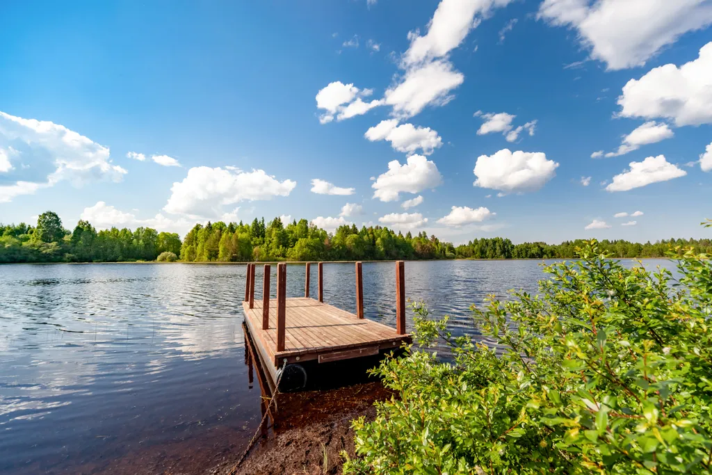 Домик с панорамным окном на берегу озера