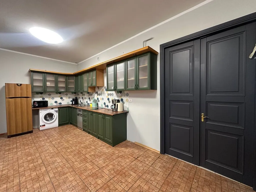 Бюджетная комната для 3 человек, вид на крыши, самый центр