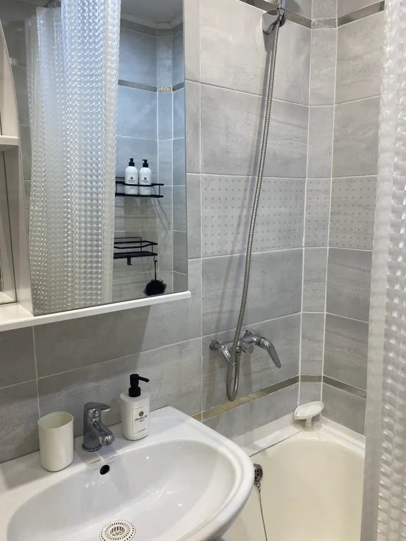 Уютная квартира на Саянах, рядом с остановкой, на 7 спальных мест