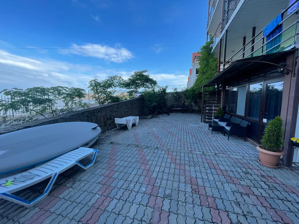 Семейный трехкомнатный номер на первом этаже с видом на море