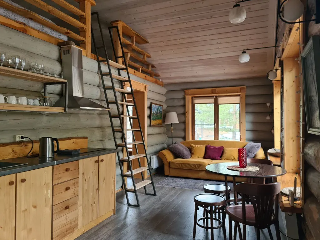 Комфортный дом на лесном участке у озера, рядом с городом