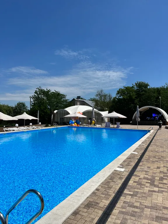 А-фрейм с бассейном и видом на озеро