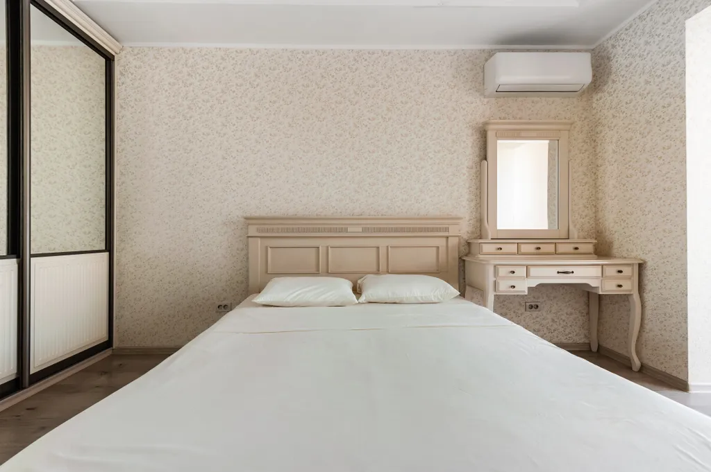 Просторная 3-кoмнатная квapтиpa с панорамными окнами в тихом центре