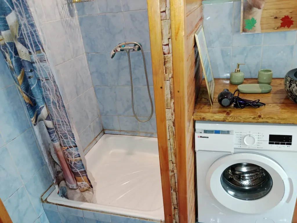 Домик с верандой в лесу