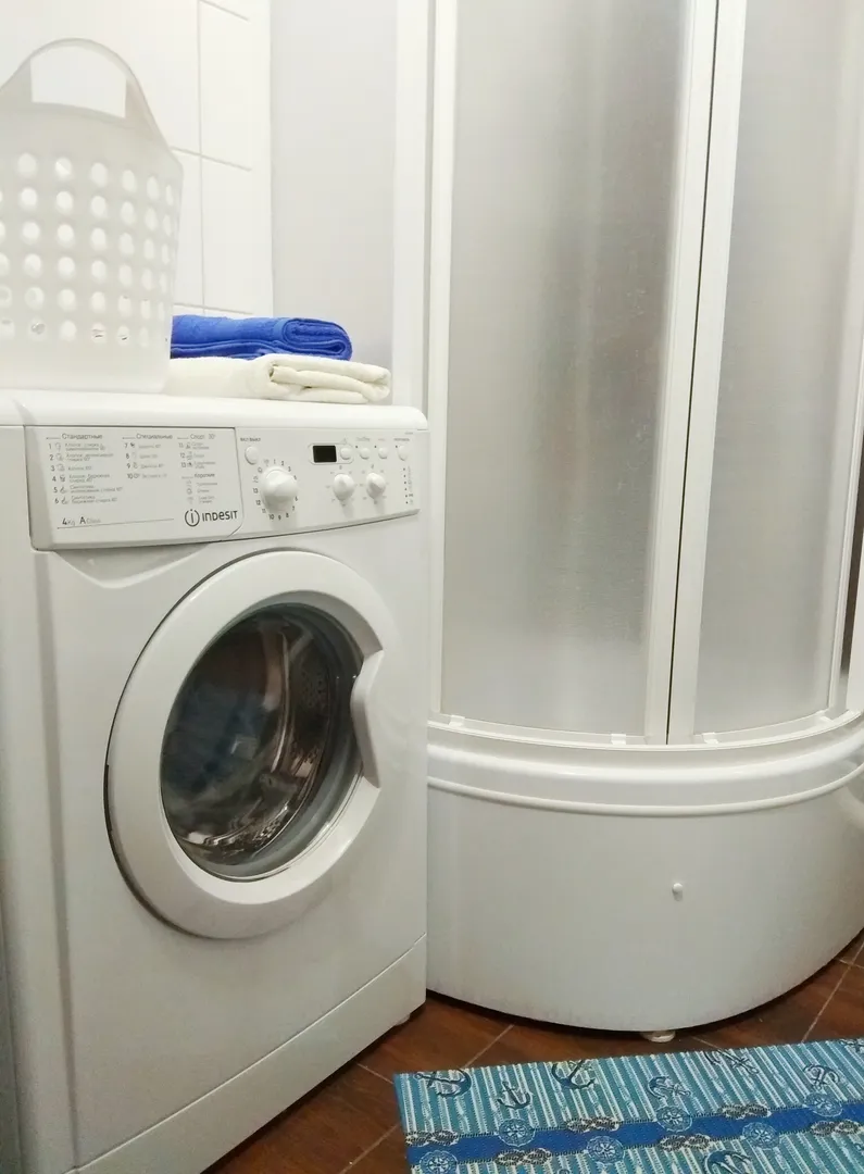 душ и стиральная машина в ванной
