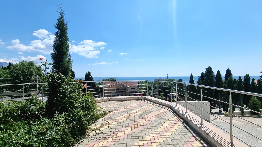 Современная стильная квартира у моря с видом на горы