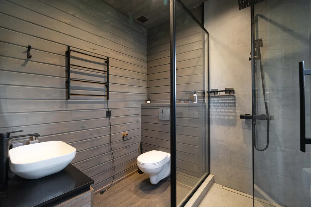 Загородный дом на берегу реки со своим пляжем