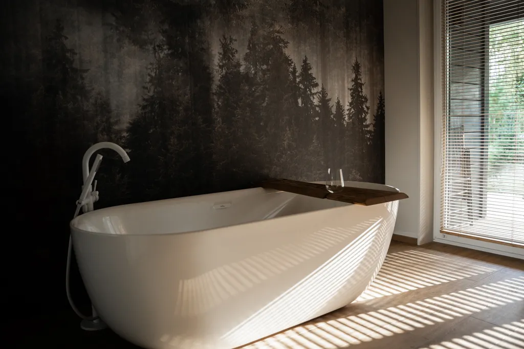 Новый стильный дом с зоной SPA, камином и красивым садом у леса