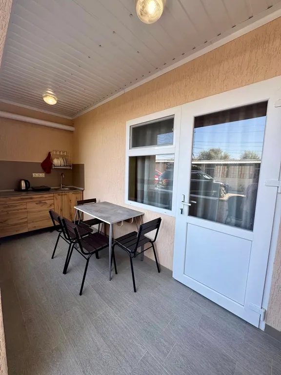 Семейный номер с кухней на веранде в центре