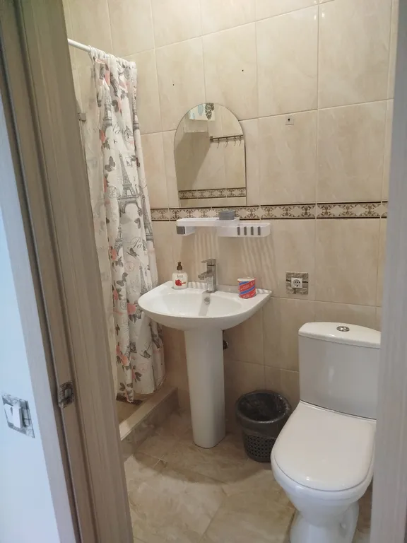 Комната с отдельной кухней в тихом районе, рядом с центром