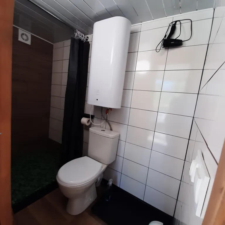 Уютный домик-студия на склоне холма у реки