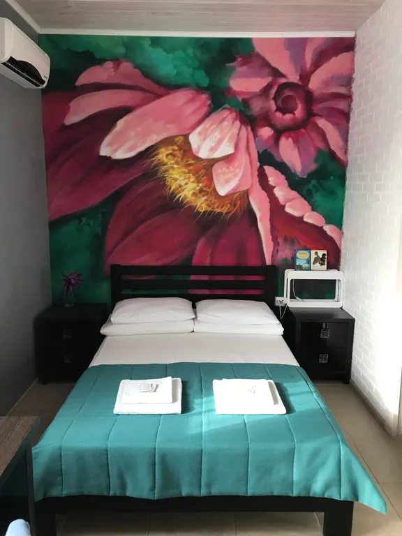 Трехместный номер, с двуспальной кроватью и односпальной, вид во двор