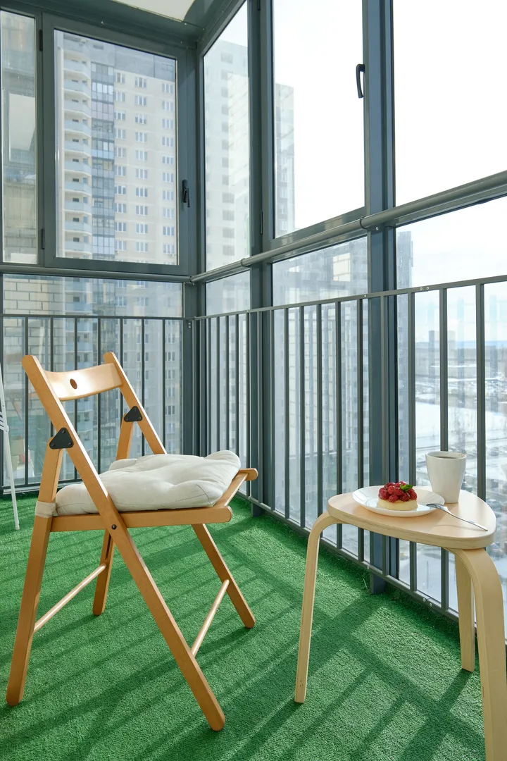 Балкон. Прекрасный вид. Вы всегда можете приятно отдохнуть в наших апартаментах.