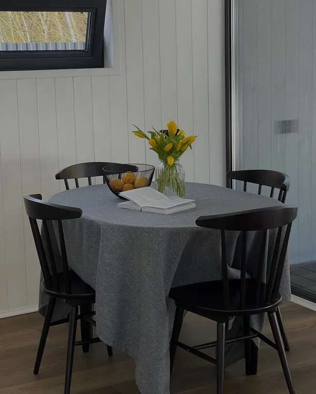 Домик на Новогодние праздники с панорамными окнами в лесу