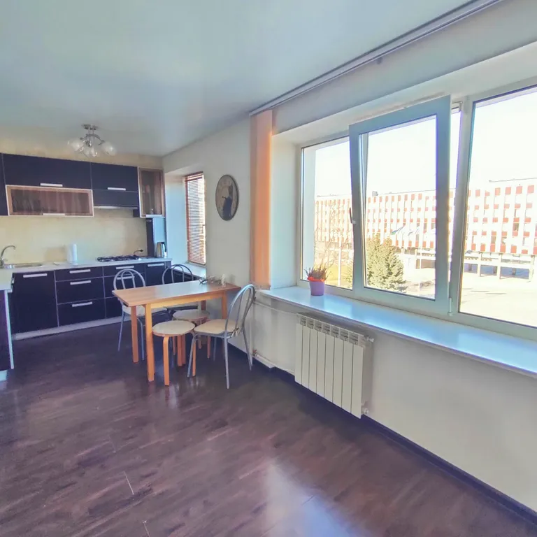 Центр с видом на озеро и парковкой во дворе